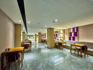 Lavande Hotel Changchun Peoples Square tesisinde bir restoran veya yemek mekanı