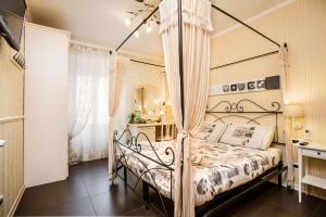 ローマにあるEritrea Suiteのベッドルーム(天蓋付きベッド1台、鏡付)