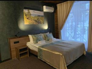 En eller flere senge i et værelse på Апартаменты в ГЛК Солнечная долина