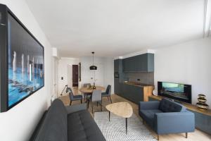 ein Wohnzimmer mit einem Sofa und einem Tisch in der Unterkunft Magnum in Paris