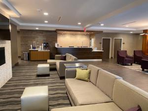 eine große Lobby mit Sofas und Stühlen in einem Zimmer in der Unterkunft Comfort Inn in Jasper