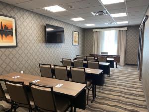 une salle de conférence avec des tables et des chaises et une télévision dans l'établissement Comfort Inn, à Jasper