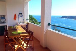 Un comedor con mesa y vista al mar. en Hilltop Azores - Beach & Countryside, en Porto Formoso