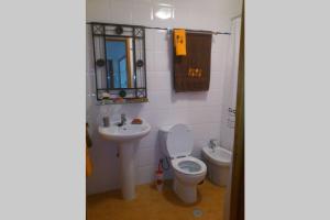 un baño con inodoro y lavabo en Hilltop Azores - Beach & Countryside, en Porto Formoso 25 fotos más