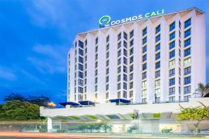 Hotel Cosmos Cali في كالي: مبنى عليه لافته