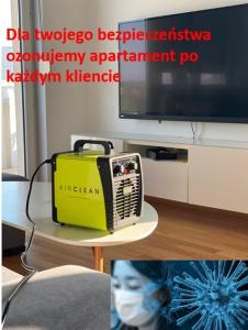 Cette chambre dispose d'une télévision et d'une radio sur une table. dans l'établissement Apartament F&J, à Toruń