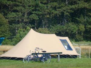 a bike parked in front of a tent at Ameland Tentenverhuur in Nes