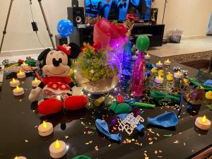 een tafel met kaarsen en een knuffeldier en andere voorwerpen bij Hostel Dubai in Dubai