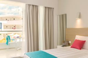 Postel nebo postele na pokoji v ubytování Nasos Hotel & Resort + 23 fotografií