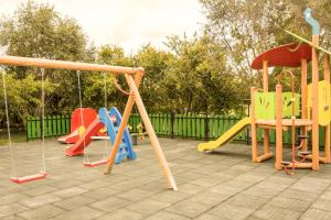 un parque infantil con varios tipos diferentes de equipos de juego en Nasos Hotel & Resort, en Moraitika