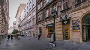 Una calle en una ciudad con gente caminando por la calle en Apartment Central Square, en Belgrado