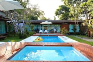 Bazén v ubytování Casa Sabiá encanto e aconchego pertinho do mar nebo v jeho okolí