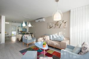 una sala de estar con un sofá y una mesa en Eshkol Housing Haifa - Luxury Villa Panoramic Sea View חיפה כרמל, en Haifa