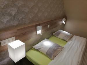 Postel nebo postele na pokoji v ubytování Arconaty Hotel