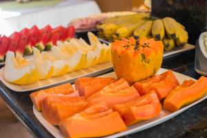 a display of fruit on plates on a table at Hotel Serra Everest in Nova Friburgo