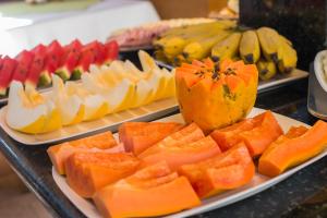 uma exposição de frutas em placas numa mesa em Hotel Serra Everest em Nova Friburgo