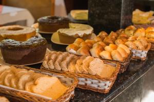 a display of different types of bread and pastries at Hotel Serra Everest in Nova Friburgo