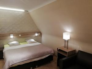 En eller flere senge i et værelse på Arconaty Hotel