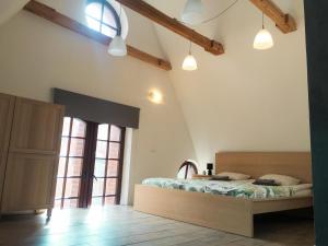 1 dormitorio con 1 cama en una habitación con ventanas en My Old Town Gdańsk - Apartament Podgarbary 10, en Gdansk