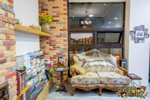 a living room with a chair and a brick wall at ING Spa B&B in Magong