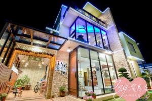 un edificio di mattoni con luci accese di notte di ING Spa B&B a Magong