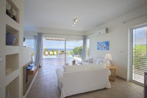 Imagen de la galería de Protaras Seafront Villa Melissa, en Protaras