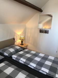 ein Schlafzimmer mit einem Bett mit einem karierten Boden in der Unterkunft Camping 7Huizen aan Zee in Scharendijke