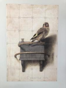uma pintura de um pássaro sentado num banho de pássaro em Camping 7Huizen aan Zee em Scharendijke