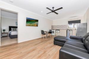 Seating area sa Cascade Motel In Townsville