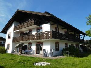 Casa blanca grande con balcón en Haus am Kurpark "Ferienwohnung Straßer", en Wallgau