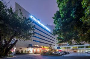 un edificio con un cartello sul lato di Xence hotel Xiamen a Xiamen