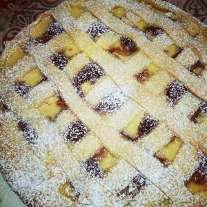 Una torta con sopra zucchero in polvere di B&B Giovannarolla Green House a Ostuni