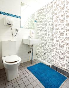 een badkamer met een toilet en een wastafel bij Original Backpackers in Sydney