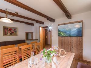 Televízia a/alebo spoločenská miestnosť v ubytovaní Ferienhaus Gänseblümchen