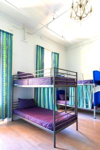 Original Backpackers emeletes ágyai egy szobában