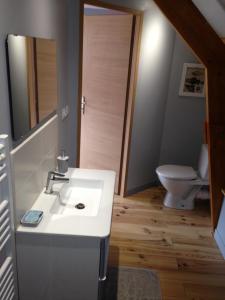 een badkamer met een wastafel en een toilet bij L'Etable in Digosville