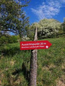 ein rotes Schild auf einem Baum auf einem Feld in der Unterkunft Pension Pauly in Boppard