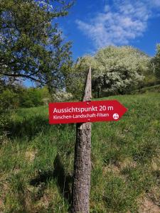 um sinal vermelho numa árvore num campo em Pension Pauly em Boppard