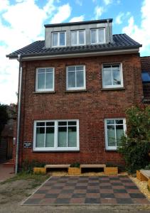 a red brick house with windows and a roof at Ferienwohnung Klosterquartier in Lüneburg