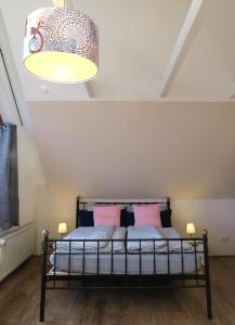 a bedroom with a bed with a lamp and a ceiling at Casita in Apensen