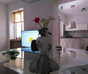 un vase avec une fleur sur une table dans le salon dans l'établissement Piraeus Suite~Ermioni Villas, au Pirée