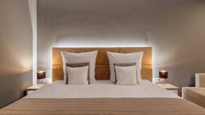 - une chambre dotée d'un grand lit avec des draps et des oreillers blancs dans l'établissement Hotel Central, à Hof