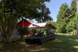 eine Couch im Gras im Garten in der Unterkunft chambres d'hotes Lagarde in Lagarde