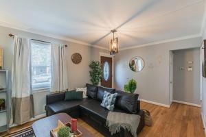 A seating area at Enchanting historic townhouse by CozySuites