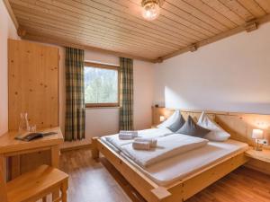 sypialnia z dużym łóżkiem w pokoju w obiekcie Ferienhaus Kröll w mieście Finkenberg