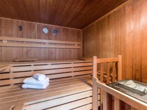 sauna z dwoma ręcznikami siedzącymi w środku w obiekcie Ferienhaus Kröll w mieście Finkenberg