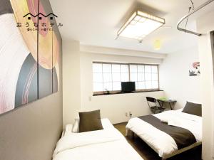 Tempat tidur dalam kamar di OUCHI HOTEL Yokogawa
