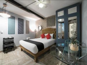 Un dormitorio con una cama y una mesa de cristal. en Coyotito Beds Coyoacan Confort y flexibilidad, en Ciudad de México