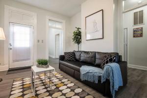 ルイスビルにあるLouisville Dream House 4BR 2BA by CozySuitesのリビングルーム(黒い革張りのソファ、テーブル付)