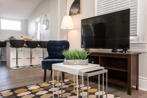 ルイスビルにあるLouisville Dream House 4BR 2BA by CozySuitesのリビングルーム(大画面テレビ、青い椅子付)